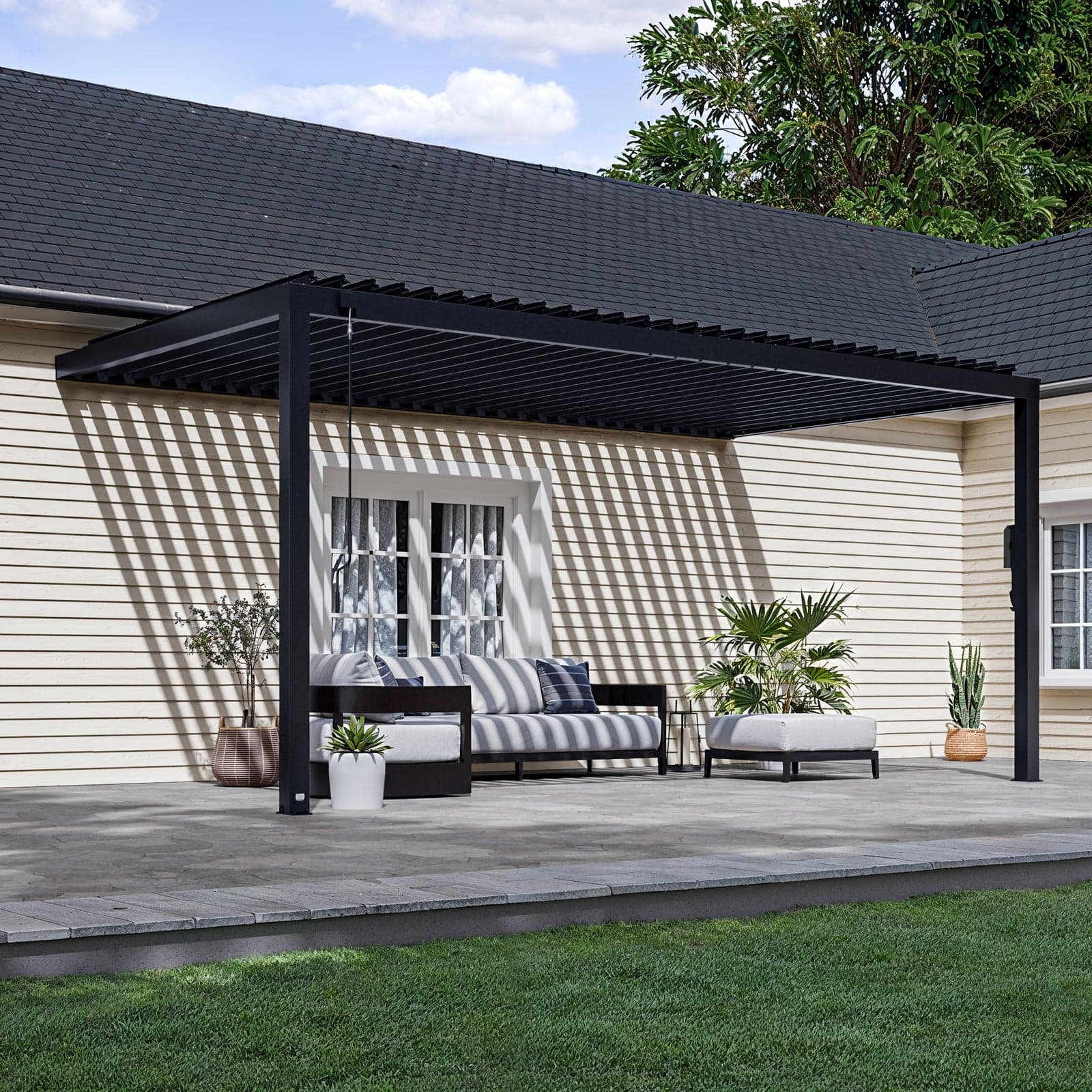 Pergola Napa 10×10 — cèdre massif noir mat